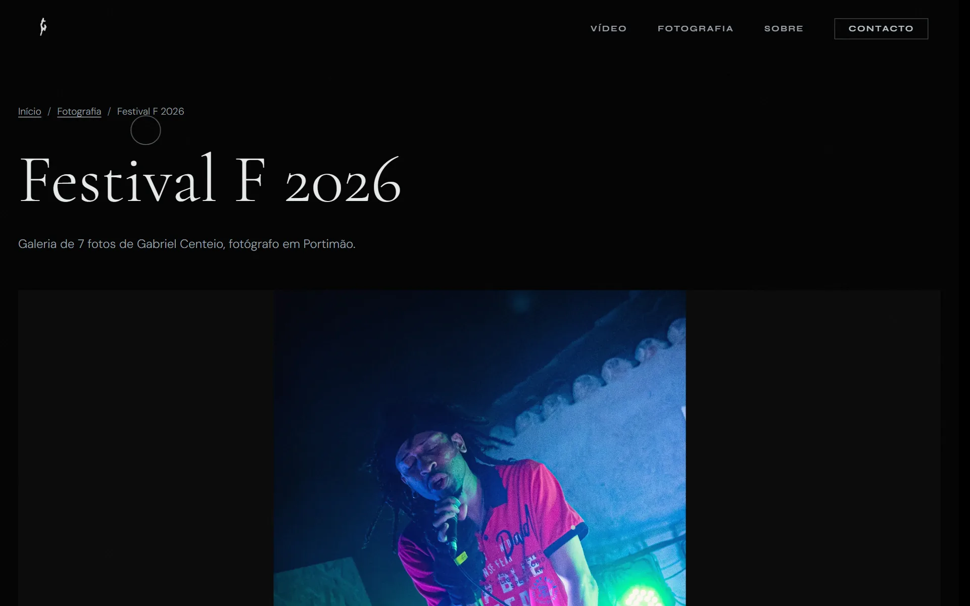A galeria Festival F 2026 no computador, com a fotografia de um cantor em palco sob luz azul.