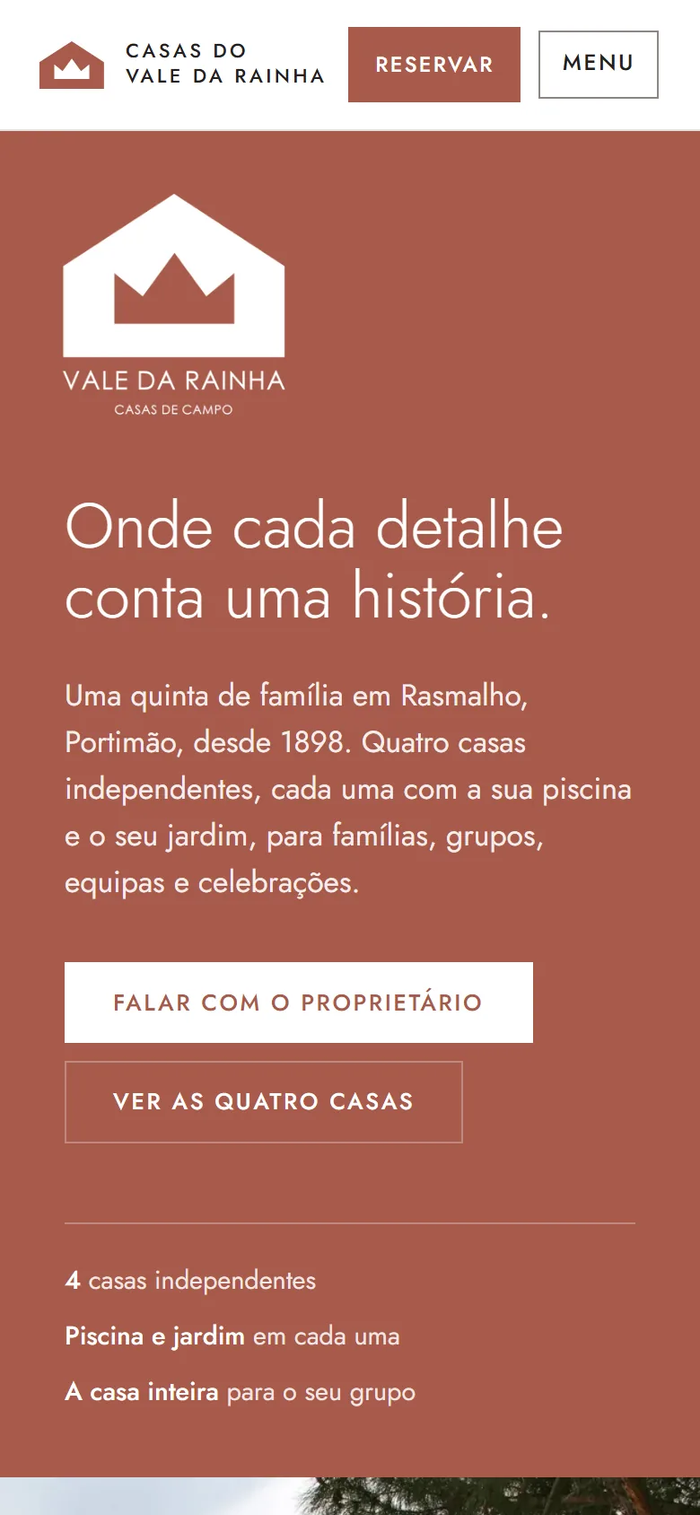 A página inicial no telemóvel, com os botões Falar com o proprietário e Ver as quatro casas.