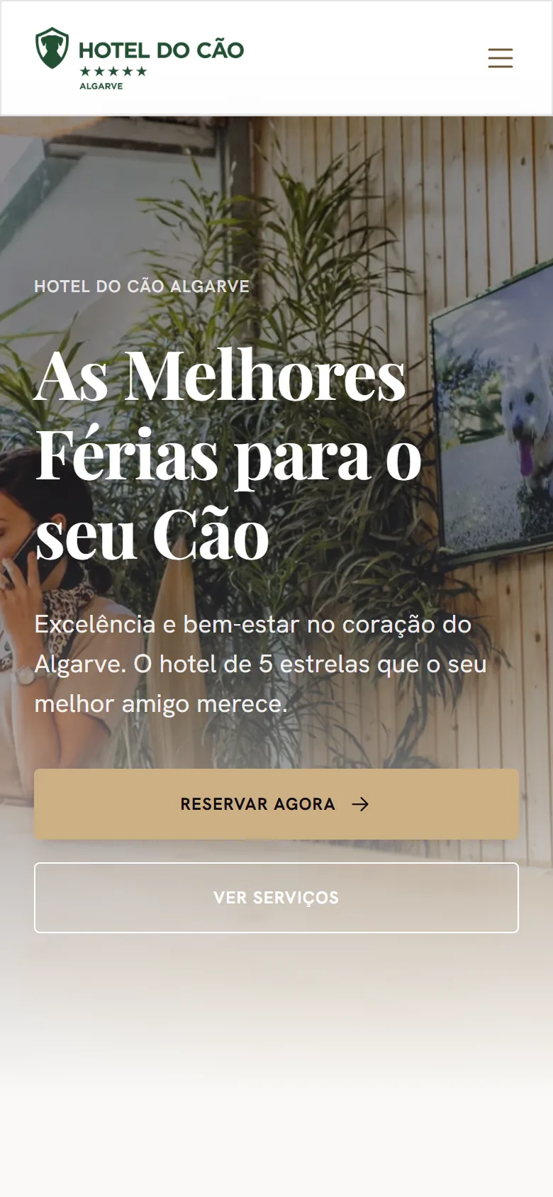 A página inicial no telemóvel, com os botões Reservar agora e Ver serviços.