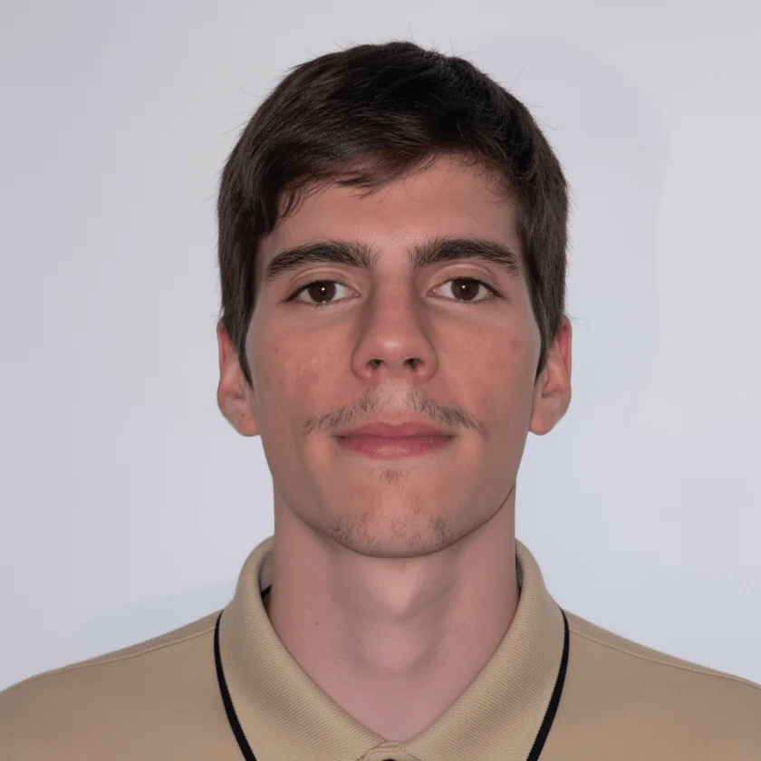 Retrato de Miguel Silva, de frente, com uma camisola polo bege, sobre fundo claro.